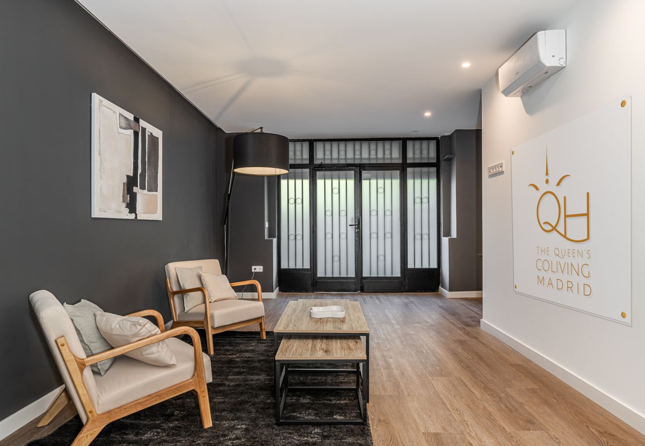 Rent by room in Madrid - Queens Plaza España I - Alquiler Corta Duración
