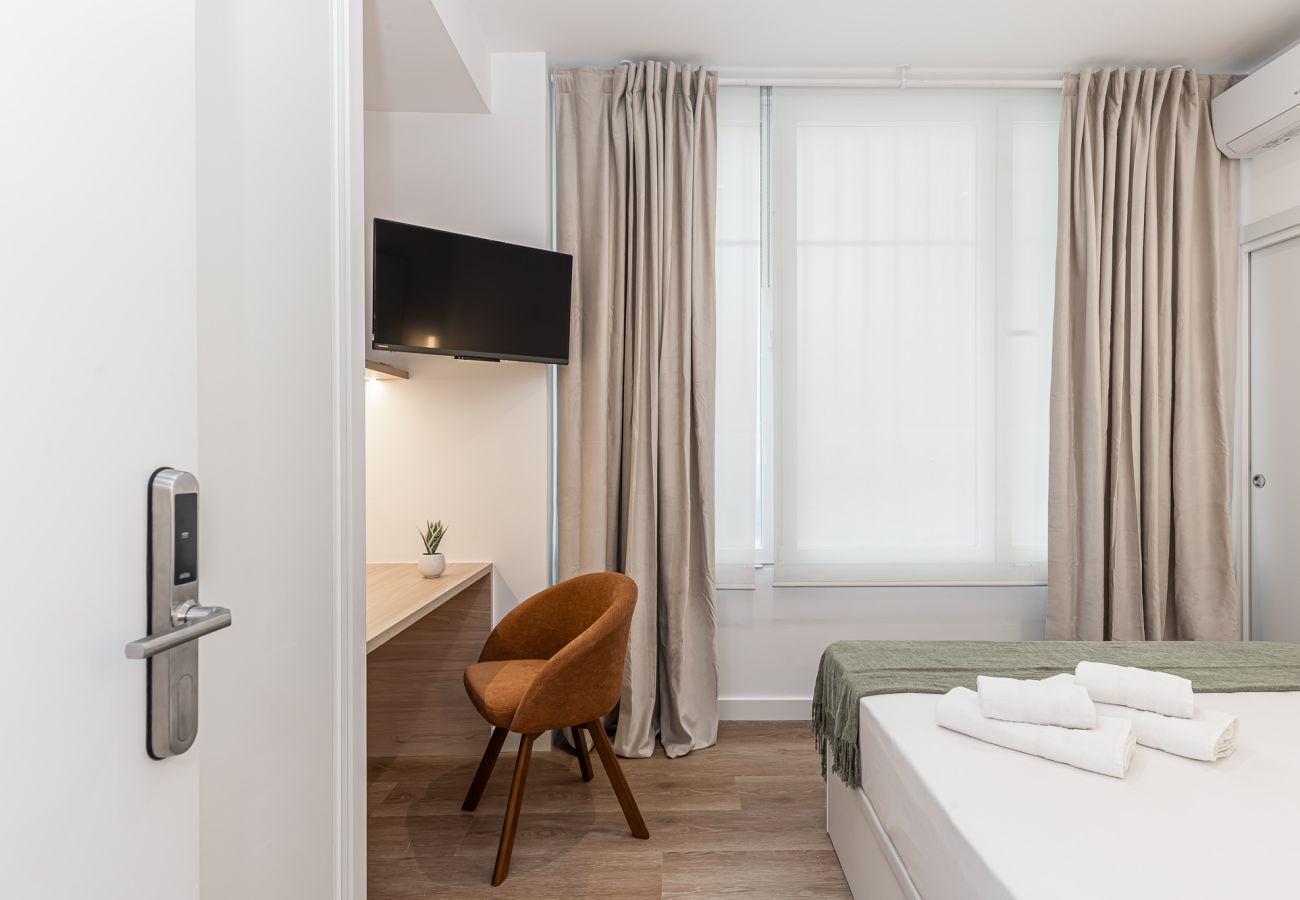 Rent by room in Madrid - Queens Bernabéu VIII