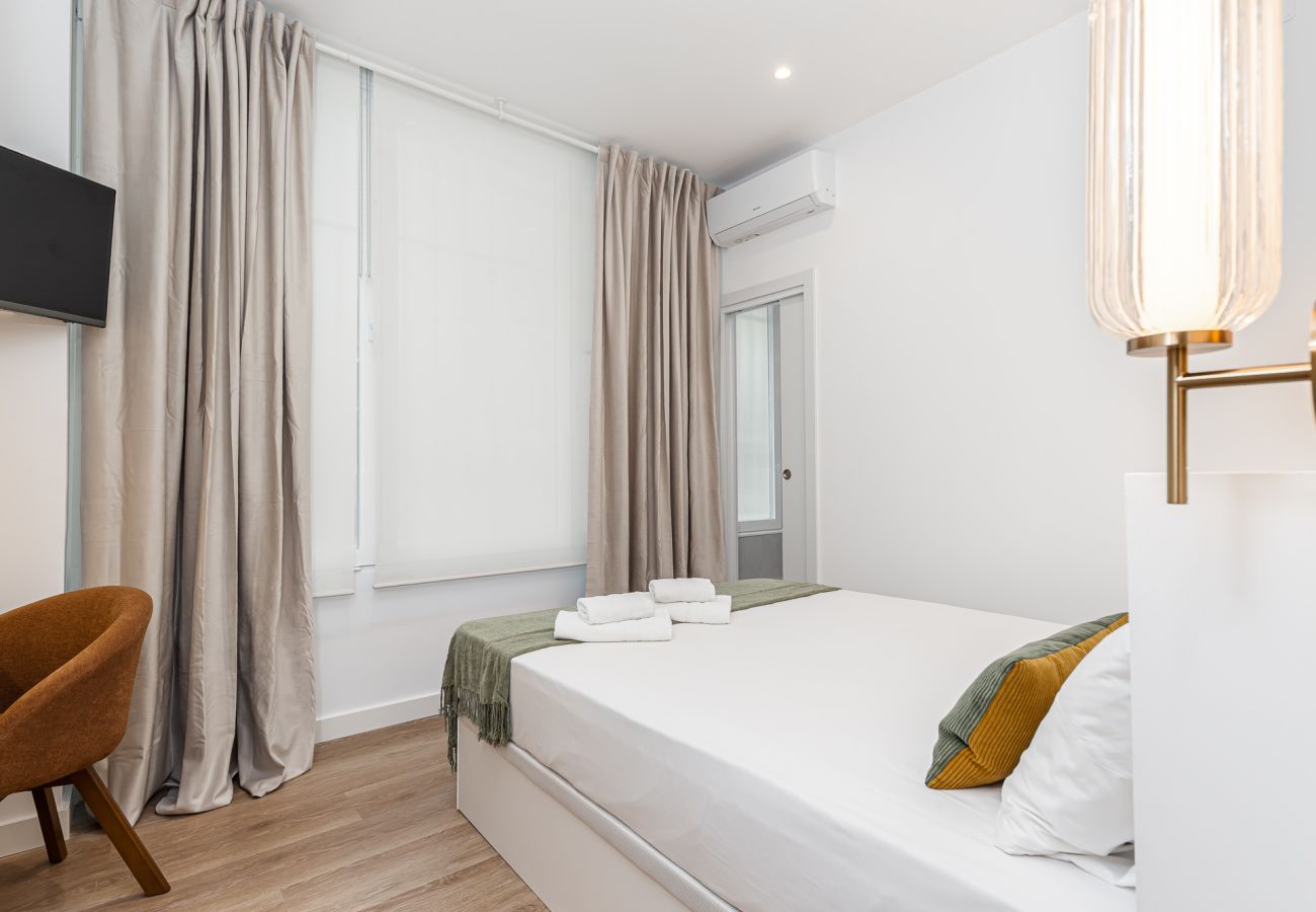 Rent by room in Madrid - Queens Bernabéu VIII