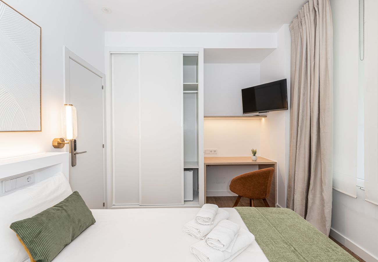 Rent by room in Madrid - Queens Bernabéu VIII