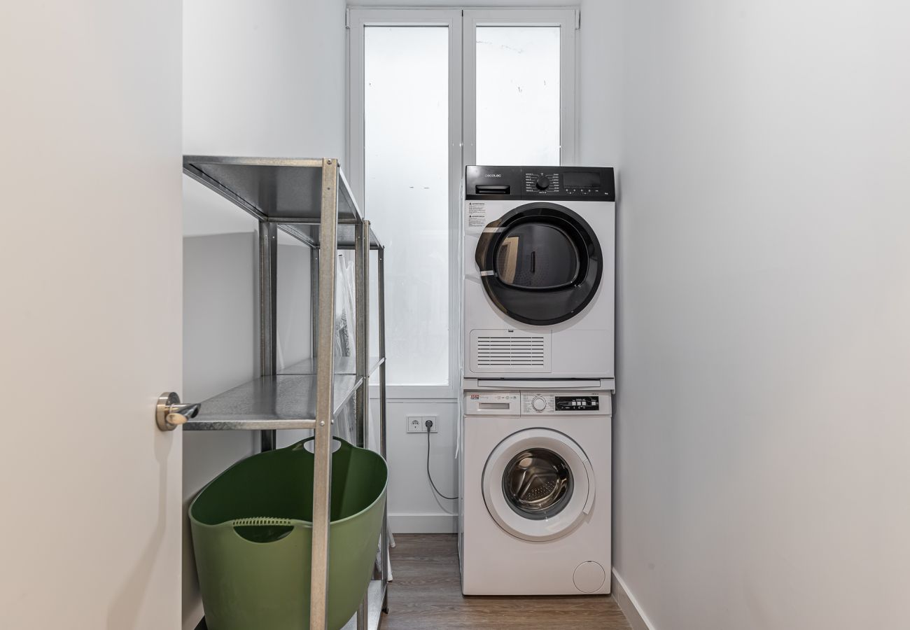 Rent by room in Madrid - Queens Bernabéu VIII