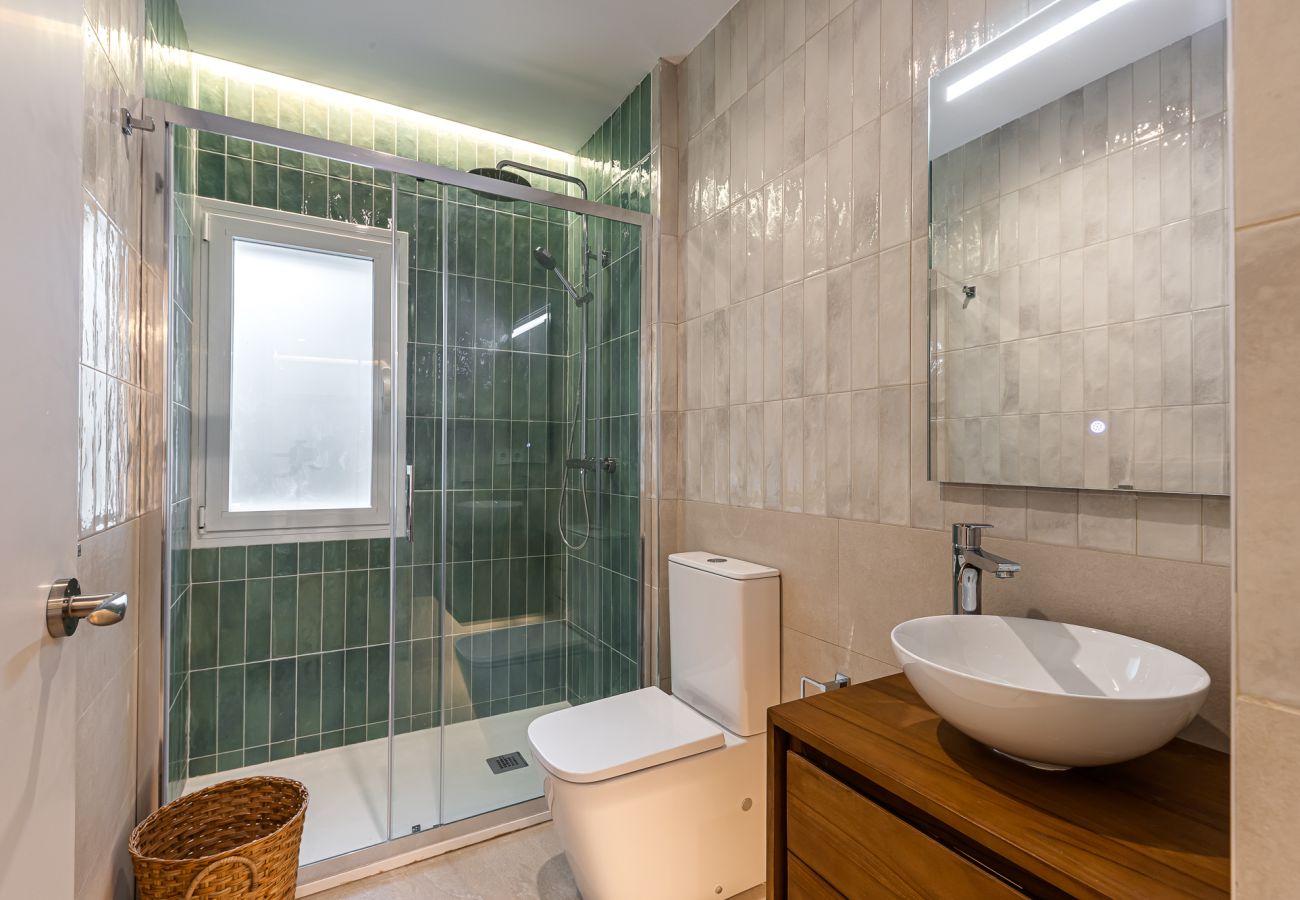 Rent by room in Madrid - Queens Bernabéu VIII